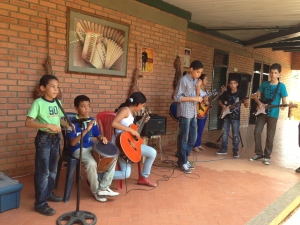 Alumnos de guitarra de la Academia Turco Gil en Valledupar